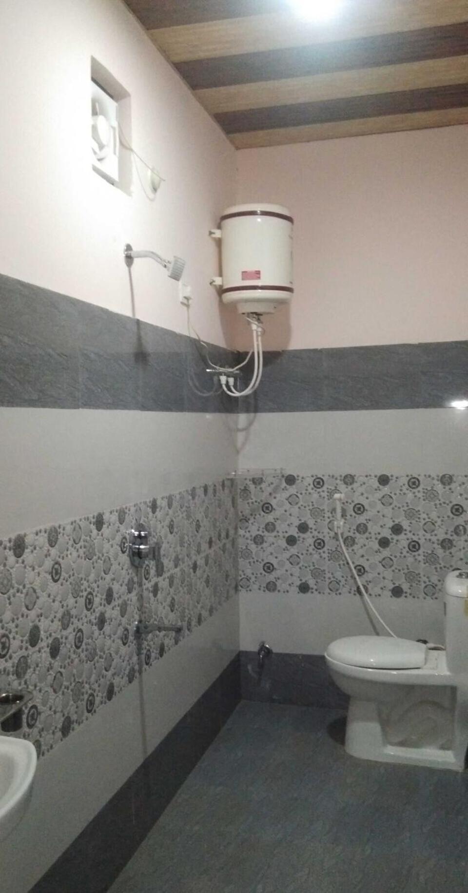 Hotel O Mohani Inn And Banquet Каусани Екстериор снимка