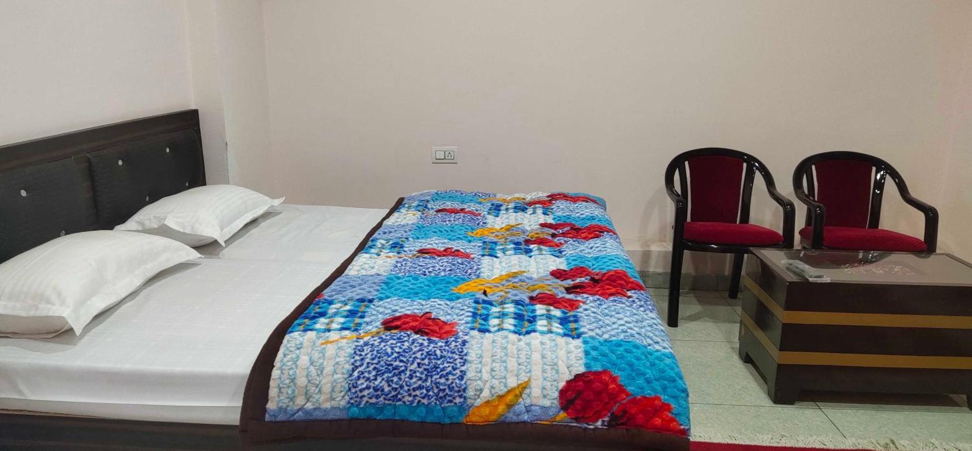 Hotel O Mohani Inn And Banquet Каусани Екстериор снимка